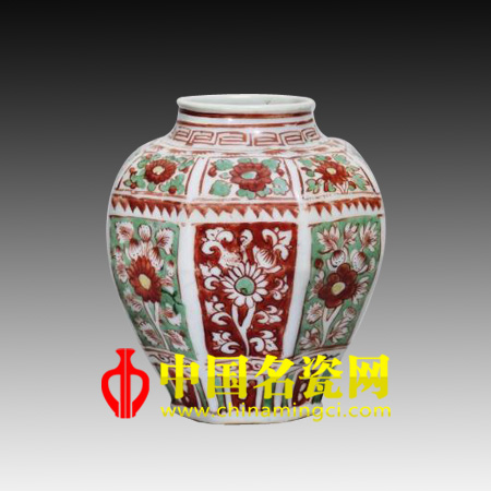 中国名瓷网 明嘉靖 红绿彩开光花卉八棱罐