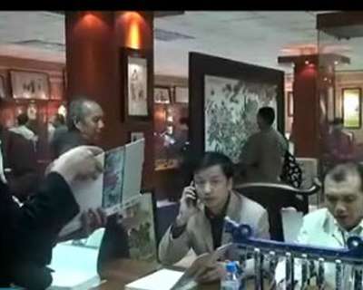 李文跃、江振声、邹达怀为《瓷国明珠》首发签名