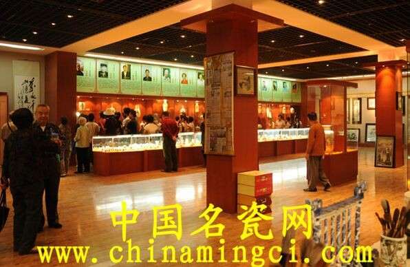 景德镇当代瓷器异彩纷呈，吸引众人瞩目