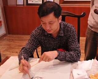 解读江振声现场瓷绘 通透一种心灵的旅程