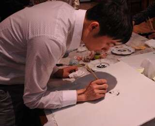 徐小明现场秀瓷板作画