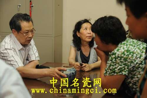 国内官窑瓷拍卖多为赝品&nbsp; 藏友需谨慎对之