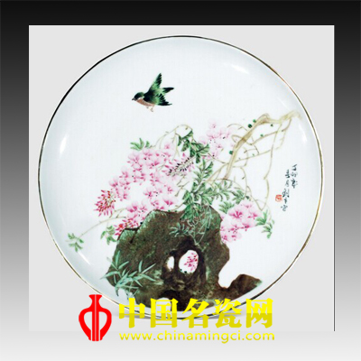 刘平“紫藤春燕”粉彩瓷盘