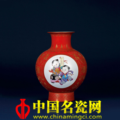 张中闻 吉庆童子珊瑚红开光灯笼瓶