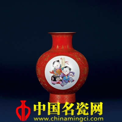 张中闻 吉庆童子珊瑚红开光灯笼瓶