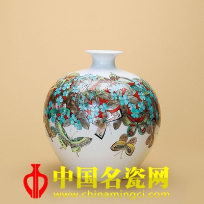  彭松 古彩蝶舞瓶 