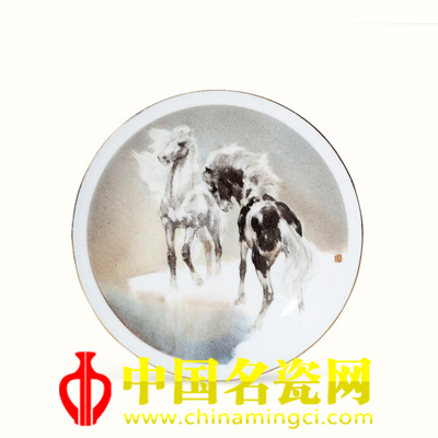 章鉴 粉彩双马盘 