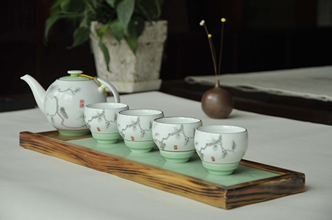 给我倒杯茶吧，请用这精美的中国瓷杯