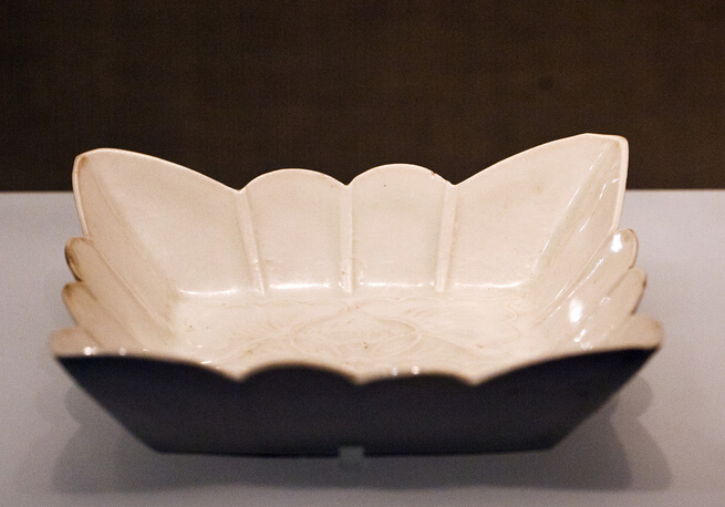 定窑白釉印花叶纹方碟