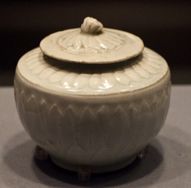 定窑白釉刻莲瓣纹盖罐