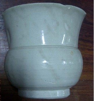 平定窑白釉花口花觚