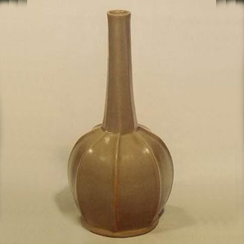 越窑秘色釉八菱长颈瓶