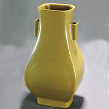 乾隆厂官窑贯耳方瓶