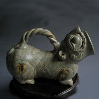 东晋欧窑青釉褐彩绳柄兽形虎子