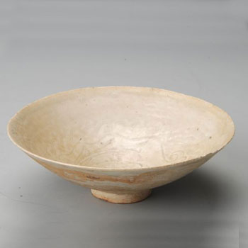 藤县影青印花摩羯水波纹瓷碗