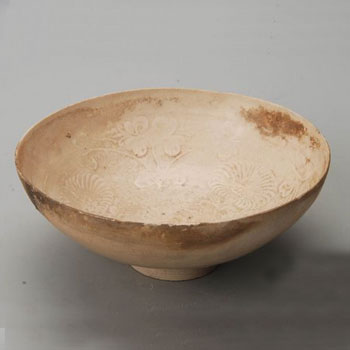 藤县影青葵口席地缠枝菊纹印花瓷碗