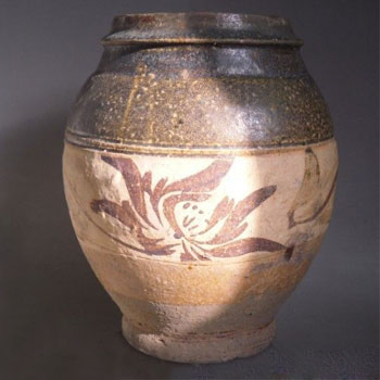 宋青瓷粉地彩绘罐 