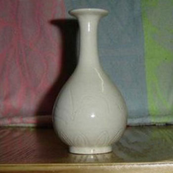 惠州窑北宋刻花玉壶春白瓷瓶,