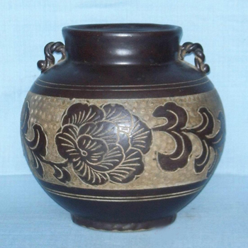 浑源窑黑釉剔花牡丹纹双系罐